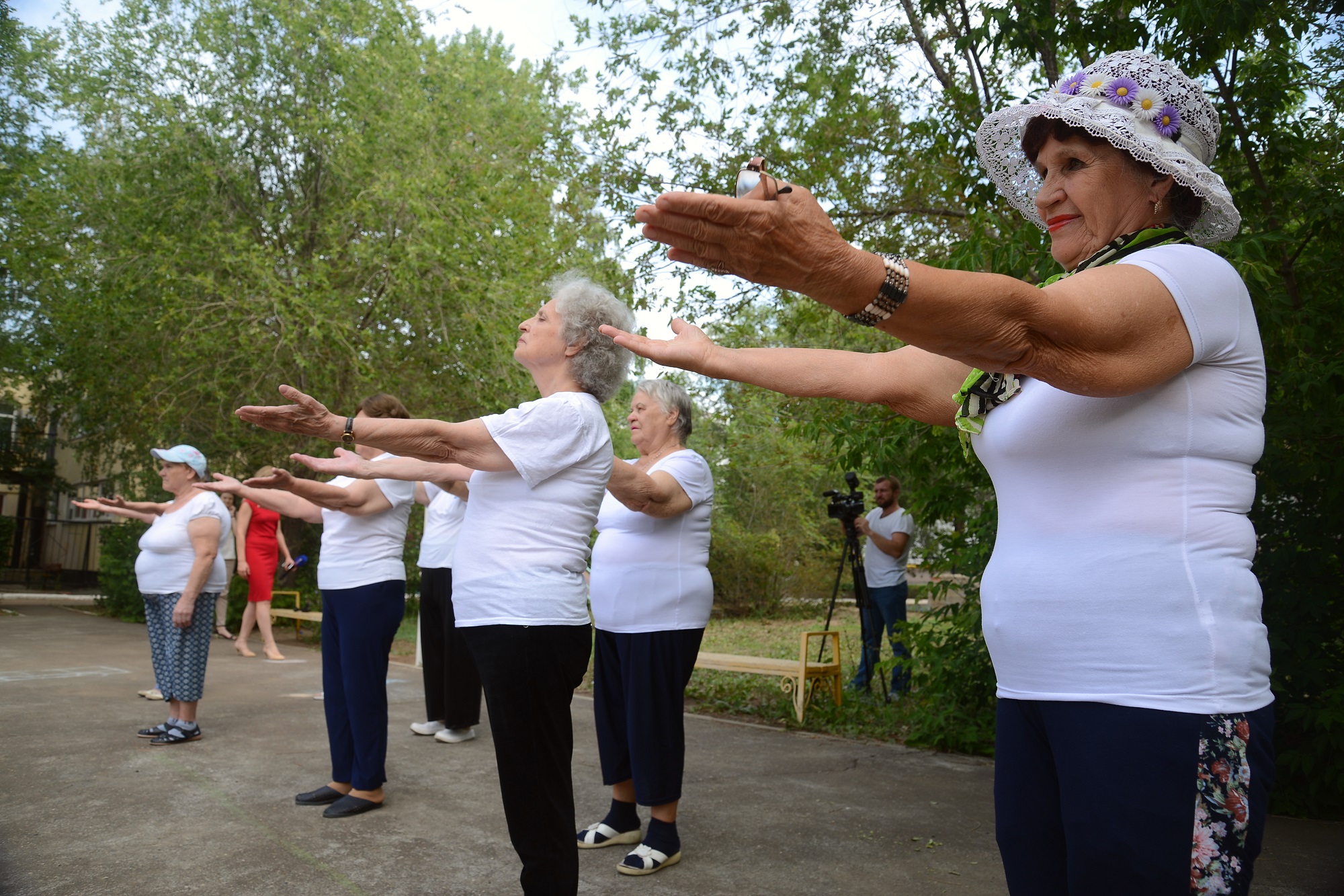 Сайт клуба пенсионеров. День здоровья для пожилых. Пенсионеры танцуют. Танцы для пенсионеров. Праздник пенсионеров.